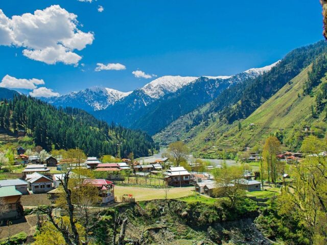 Srinagar Gulmarg Pahalgam Tour Package 5 Days for 4 PAX.