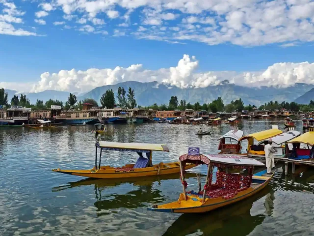 Srinagar Gulmarg Pahalgam Tour Package 5 Days for 2 PAX.